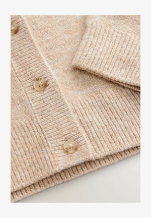 Beige neulecardigan, jossa on ribbikuvio, neljä nappikiinnitystä ja pehmeä kangas. Napit ovat vaaleita ja pyöreitä.