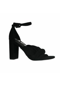 Zwarte suède hoge sandaal met een gewikkeld voorontwerp, brede blokhak en verstelbare enkelband. Gladde textuur en open teenstijl.