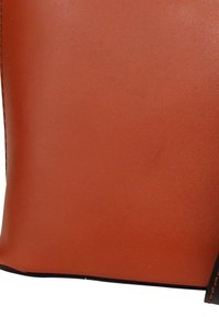 Braune, synthetische Leder-Tasche mit einer glatten Textur, rechteckiger Form und kontrastierenden schwarzen Nähten entlang der Kanten. Keine sichtbaren Muster oder Beschläge.