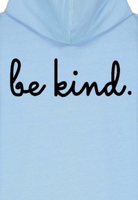Felpa con cappuccio azzurro chiaro con la scritta "be kind." in corsivo nero grassetto, con una texture morbida e cappuccio regolabile.