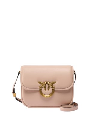 Borsa a tracolla in pelle rosa con chiusura a patta, decorazione a forma di uccello in tono oro e tracolla regolabile. Texture liscia e design semplice.