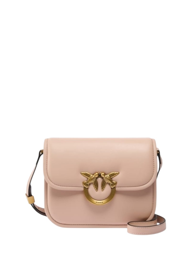 Růžová kožená kabelka přes rameno s klopou, zlatým ozdobným ptákem a nastavitelným popruhem. Hladký povrch a jednoduchý design.