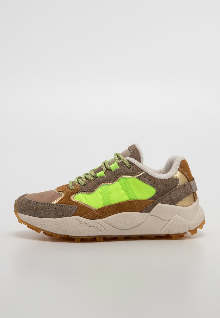 Zapatillas con una mezcla de ante marrón y acentos en verde neón, con una suela gruesa y tela texturizada. Diseño bicolor con elementos reflectantes.