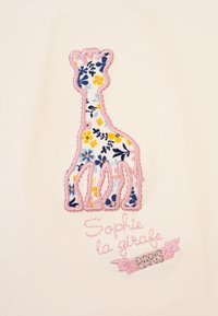 Ricamo di una giraffa con un motivo floreale blu, giallo e bianco, delineato in rosa, accompagnato dal testo "Sophie la girafe."