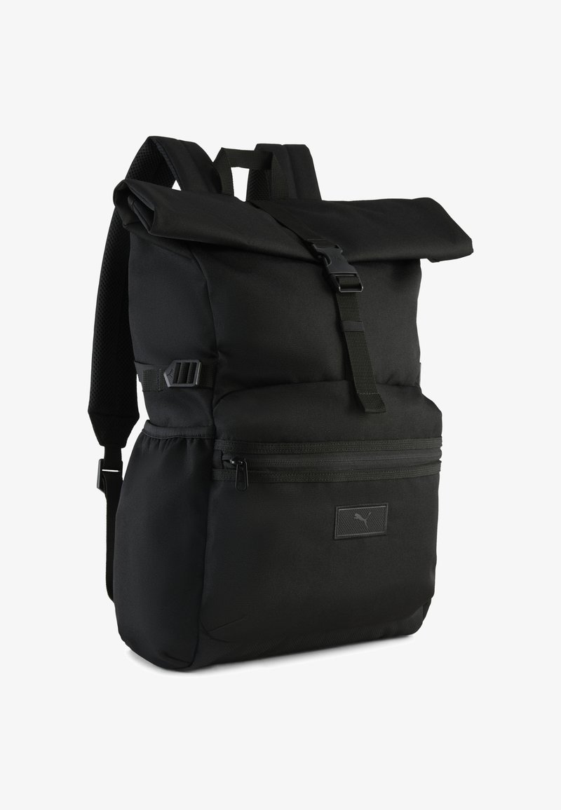 Czarny plecak z rolowanym zamknięciem, wykonany z wytrzymałego materiału. Posiada regulowane paski, zapinaną na zamek kieszeń z przodu oraz naszywkę z logo.