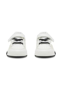 Baltos sportiniai bateliai su juodais akcentais, turintys lygaus odos paviršiaus, perforuotą pirštų dalį ir Velcro dirželį ant raištelių užsegimui.