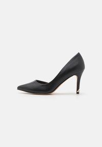 Chaussure noire en cuir à talons hauts avec un bout pointu et un design découpé. Dispose d'un talon fin et d'un accent doré à la base du talon.