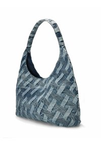 Denim handtas met een geweven ontwerp, in verschillende tinten blauw. De tas heeft een brede schouderriem en een zachte, gestructureerde oppervlakte.