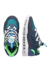 Marineblauwe sneakers met gaaspanelen in teal en limoen groen. Witte veters, logo patch en doorzichtige luchtkussens in de zool.