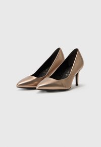 Metalliset pronssiset korkokengät teräväkärkisellä designilla ja sileällä pinnalla. Musta sisäpinta ja hoikat stilettokorkot.