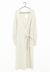 Vestido de punto gris claro con escote en V, mangas largas y cinturón en la cintura. Patrón texturizado en toda la prenda, de largo hasta la rodilla y diseño de frente abierto.