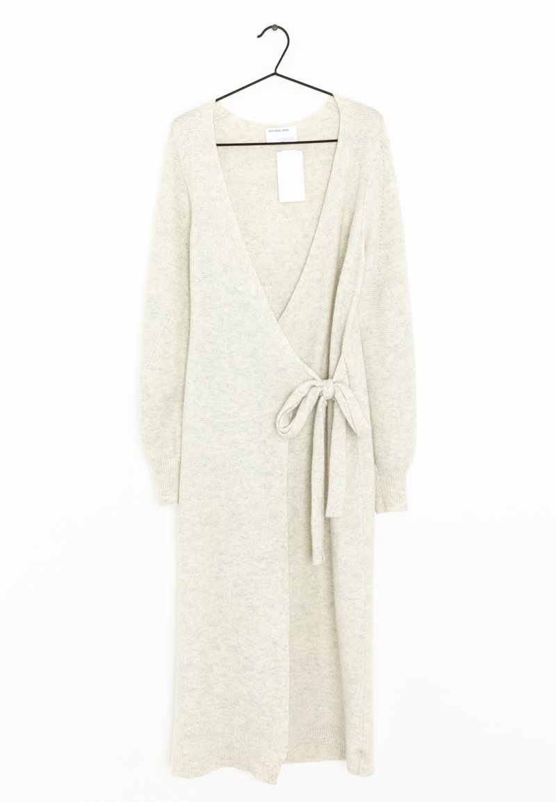 Vestido de punto gris claro con escote en V, mangas largas y cinturón en la cintura. Patrón texturizado en toda la prenda, de largo hasta la rodilla y diseño de frente abierto.