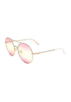 Occhiali da sole rotondi con sottili montature in metallo dorato e lenti sfumate rosa, mostrati da un angolo laterale su sfondo bianco.
