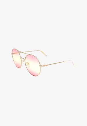 Occhiali da sole rotondi con sottili montature in metallo dorato e lenti sfumate rosa, mostrati da un angolo laterale su sfondo bianco.