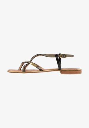 Zwart en gouden sandalen met bandjes en een lage houten hak, met een gestructureerde afwerking en een verstelbare enkelband met een gouden gesp.