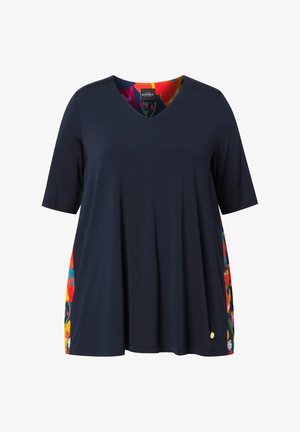 Tmavě modrý krátký top s výstřihem do V, barevnými květinovými bočními panely a malým zlatým emblémem u lemu.