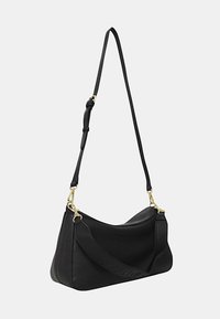 Borsa a spalla in pelle nera con una forma leggermente curvata, dotata di hardware dorato, una tracolla staccabile e una superficie texturizzata.