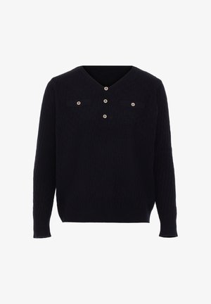 Tumma laivastonsininen neulepullover, jossa on V-aukko, kaksi rintataskua ja kolme koristepainiketta edessä, teksturoitu pinta koko vaatteessa.