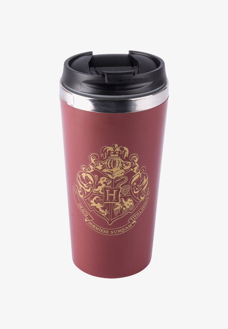 Bicchiere da viaggio isolato di colore bordeaux con finitura texture, dotato di uno stemma dorato di Hogwarts e coperchio argentato con apertura a ribalta.