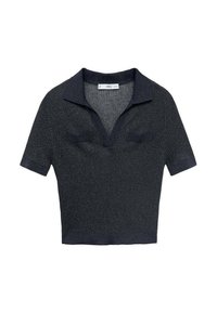 Tamno plavi polo majica kratkih rukava s kragnom, koja se ističe rebrastom teksturom i dva mala džepa na prsima.