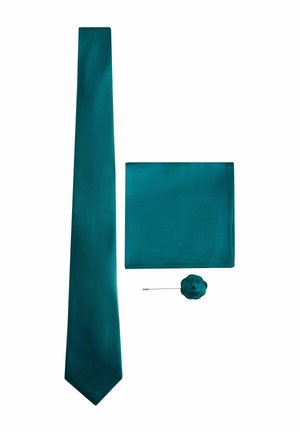 Türkise Krawatte, passendes Einstecktuch in Quadratform und türkise Stoffblumen-Anstecknadel mit silberner Nadel auf weißem Hintergrund.