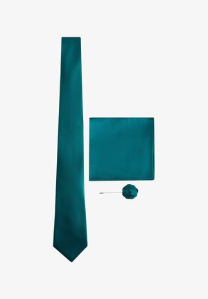 Türkise Krawatte, passendes Einstecktuch in Quadratform und türkise Stoffblumen-Anstecknadel mit silberner Nadel auf weißem Hintergrund.