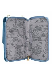 Lichtblauwe portemonnee met grijze bloemenvoering. Het interieur heeft kaartsleuven, een vak voor contant geld en een ritsluiting. Gouden hardware accenten.