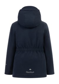 Marinblå vattentät jacka med avtagbar huva, elastisk midja och logodetalj vid fållen. Slät textur, medellång design.