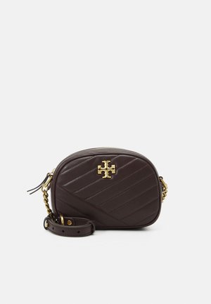 KIRA CHEVRON SMALL CAMERA BAG - Across body bag - tempranillo