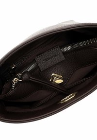 Interiér tmavě hnědé kožené kabelky s přihrádkou na zip, zlatým zapínáním a látkovou podšívkou.