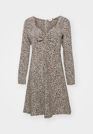 Leopardų rašto suknelė su ilgomis rankovėmis ir apvaliu iškirpimu. Pagaminta iš minkštos medžiagos, priekyje yra kaspinėlis, o siluetas yra plečiantis.