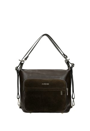 Sac à main en cuir marron foncé avec poche avant en daim, fermeture éclair, deux bretelles réglables et petits pieds métalliques à la base.