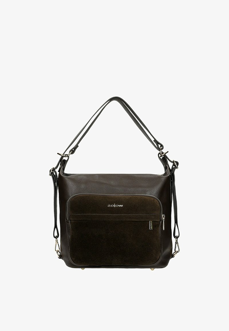 Sac à main en cuir marron foncé avec poche avant en daim, fermeture éclair, deux bretelles réglables et petits pieds métalliques à la base.