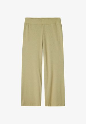 Pantalones de pierna ancha color verde oliva claro con una suave textura acanalada, que cuentan con una cintura elástica y sin bolsillos visibles.