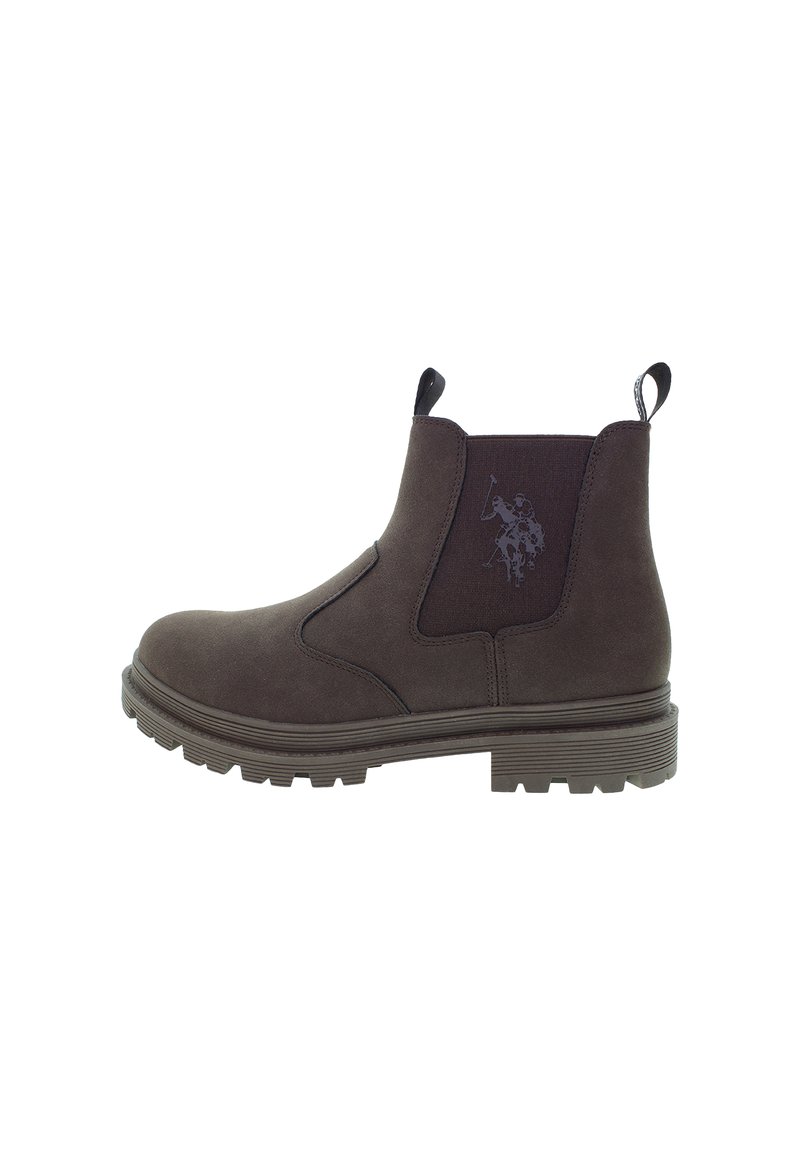 Stivale Chelsea in suede marrone con pannelli laterali elasticizzati, linguette, suola a carrarmato e logo di un giocatore di polo sul pannello esterno della caviglia.