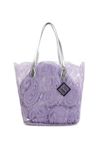 Hellblaue, mit lila gemusterte Spitzen-Handtasche mit silbermetallic Griffen. Sie hat ein Paisleymuster und ein kleines schwarzes Markenetikett.