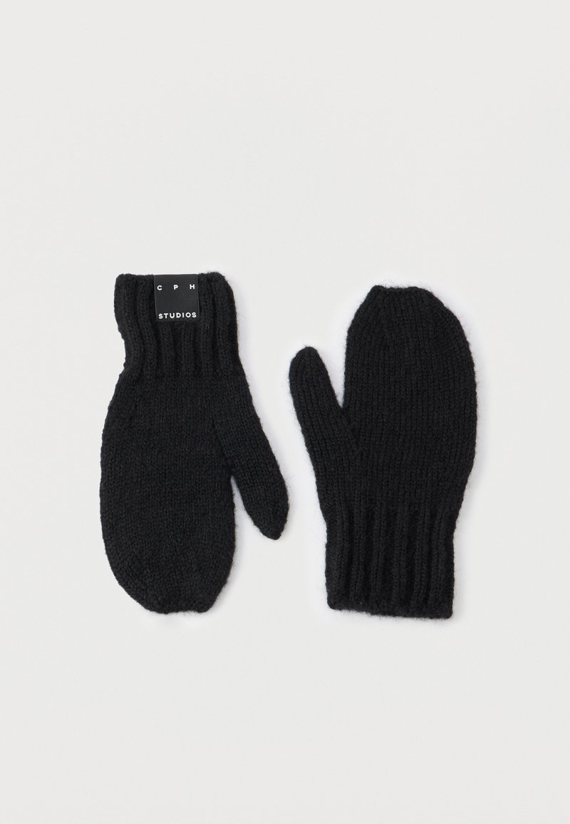 Čierne pletené palčiaky s rebrovanými manžetami. Vnútro je mäkké a štítok zobrazuje "CPH STUDIOS." Jednoduchý dizajn bez ozdôb.