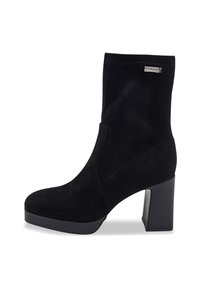 Bottines en daim noir avec un talon carré, texture lisse, tige haute et couture latérale. Présente un petit logo argenté près du haut.
