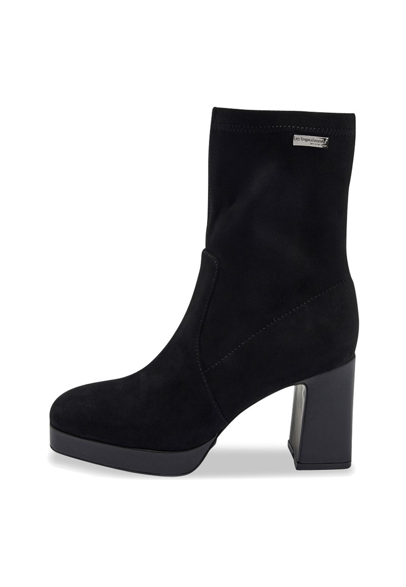 Bottines en daim noir avec un talon carré, texture lisse, tige haute et couture latérale. Présente un petit logo argenté près du haut.