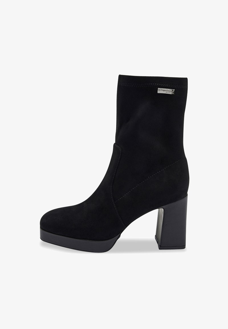 Bottines en daim noir avec un talon carré, texture lisse, tige haute et couture latérale. Présente un petit logo argenté près du haut.