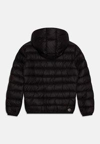 Svart puffjacka med huva, med kviltad textur och elastiska ärmar. Inkluderar logotyp-patch på den nedre vänstra ärmen.