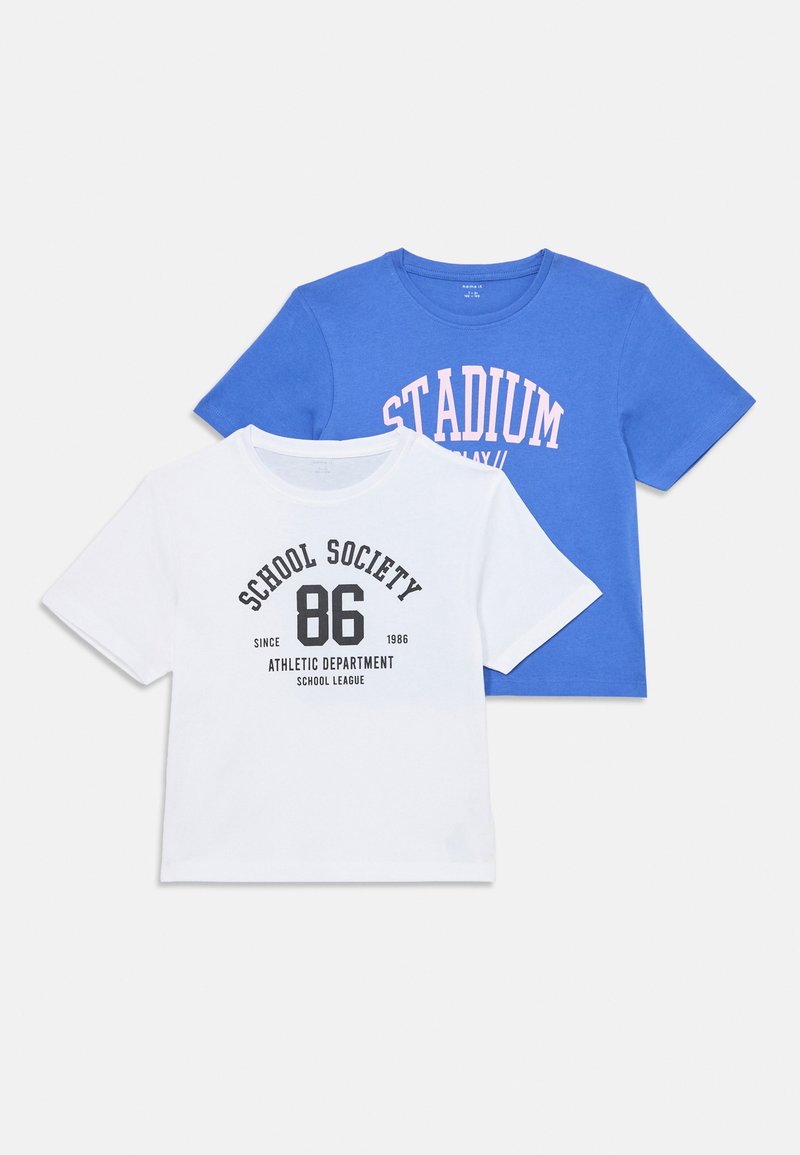 Sada dvou triček s krátkým rukávem: jedno bílé s černým grafickým textem a jedno modré s růžovým textem. Obě mají kulatý výstřih a standardní střih.