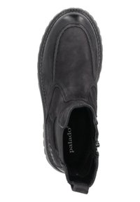 Botín negro con parte superior de cuero suave, paneles laterales elásticos, puntera reforzada y suela de goma texturizada para mayor agarre.