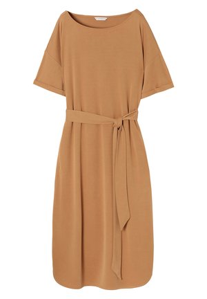 Rjava midi obleka iz mehkega blaga z sproščenim krojem, kratkimi rokavi in ujemajočim pasom, vezanim v pasu, kar ustvarja gladko silhueto.
