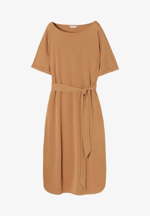 Rjava midi obleka iz mehkega blaga z sproščenim krojem, kratkimi rokavi in ujemajočim pasom, vezanim v pasu, kar ustvarja gladko silhueto.
