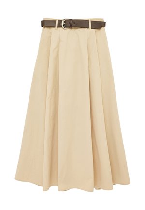 Gonna beige plissettata al ginocchio con vita alta e cintura marrone scuro con fibbia argentata.