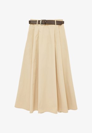 Jupe plissée beige longueur genou avec une taille haute et une ceinture marron foncé avec une boucle argentée.