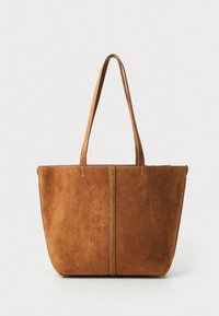 Braune Wildleder-Tote mit zwei langen Griffen, einer vertikalen Naht in der Mitte und einer glatten Textur. Offenes Design ohne sichtbaren Verschluss.