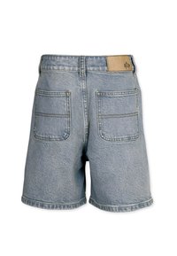 Vaaleansiniset farkkushortsit, joissa on korkea vyötärö, käännetty helma, kaksi takataskua ja vaaleanruskea brändilogo vyötäröllä.