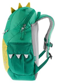 Mochila temática de dragão verde com detalhes amarelos, tecido texturizado, bolsos laterais em rede e detalhes de dentes brancos na parte da frente. Fecho de zíper.
